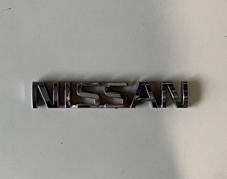 Emblema Nissan Escrito